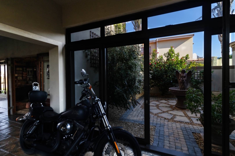 6 Bedroom Property for Sale in Sandbaai Western Cape